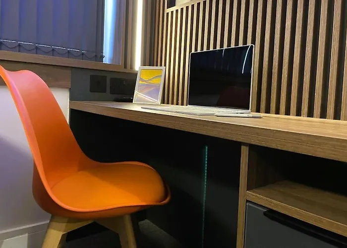 Unwind In Style, One-Bedroom Haven 4C Close To Dmu